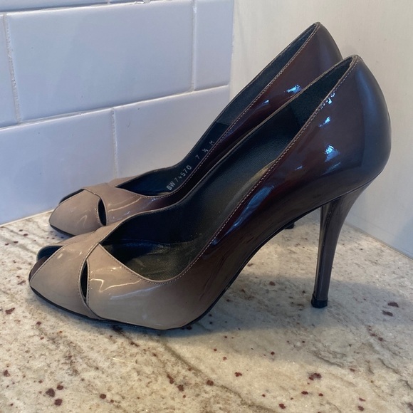 Stuart Weitzman stunning and elegant open toe  patent leather pumps. Size 7 1/2 - Picture 4 of 7